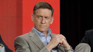 ARCHIVO - Bill Owens participa en una mesa redonda en el Showtime Winter TCA Tour en el Langham Huntington Hotel el sábado 12 de enero de 2013, en Pasadena, California. (Foto Chris Pizzello/Invision/AP, archivo)