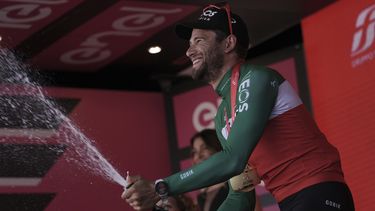 El italiano Filippo Ganna celebra al ganar la 14ma etapa del Girok de Italia en Desenzano del Garda, Italia el sábado 18 de mayo del 2024. (Massimo Paolone/LaPresse via AP)