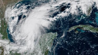 Esa imagen por satélite de la Oficina Nacional de Administración Oceánica y Atmosférica de Estados Unidos (NOAA, por sus siglas en inglés) muestra la tormenta tropical Isaías en la costa oriental de México, el miércoles 7 de octubre de 2026. (Oficina Nacional de Administración Oceánica y Atmosférica via AP)
