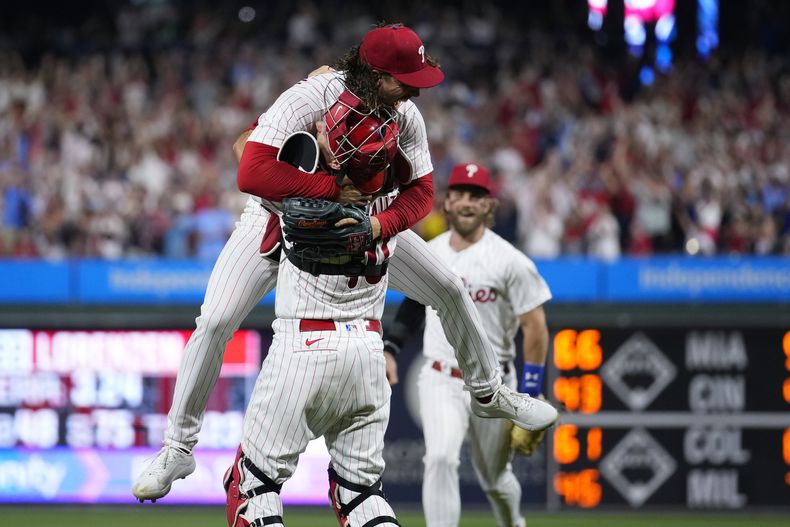 Michael Lorenzen (izquierda), de los Filis de Filadelfia, festeja con el catcher J:T. Realmuto luego de lanzar un juego sin hit ante los Nacionales de Washington, el miércoles 9 de agosto de 2023 (AP Foto/Matt Slocum)