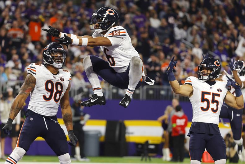 Kyler Gordon (6), cornerback de los Bears de Chicago, celebra con sus compañeros de la defensiva Montez Sweat (98) y Dylan Cole (55) un pase de Joshua Dobbs durante la segunda mitad del juego de la NFL en contra de los Vikings de Minnesota, el lunes 27 de noviembre de 2023, en Minneapolis. (AP Foto/Bruce Kluckhohn)