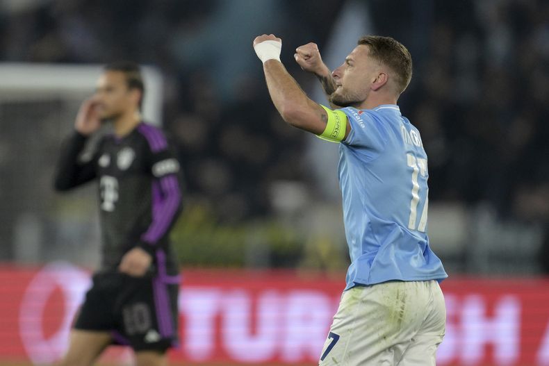Ciro Immobile celebra tras anotar el gol de Lazio en la victoria 1-0 ante Bayern Múnich en los octavos de final de la Liga de Campeones, el miércoles 14 de febrero de 2024, en Roma. (Alfredo Falcone/LaPresse vía AP)