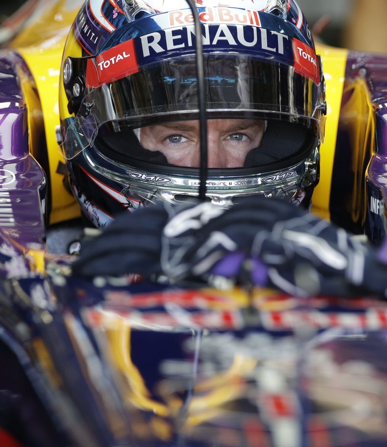 El alem&aacute;n Sebastian Vettel espera en su veh&iacute;culo antes de la primera sesi&oacute;n de pr&aacute;ctica &aacute;ra el Gran Premio de Jap&oacute;n de la F&oacute;rmula Uno en Suzuka, Jap&oacute;n, el viernes 11 de octubre de 2013. El piloto de