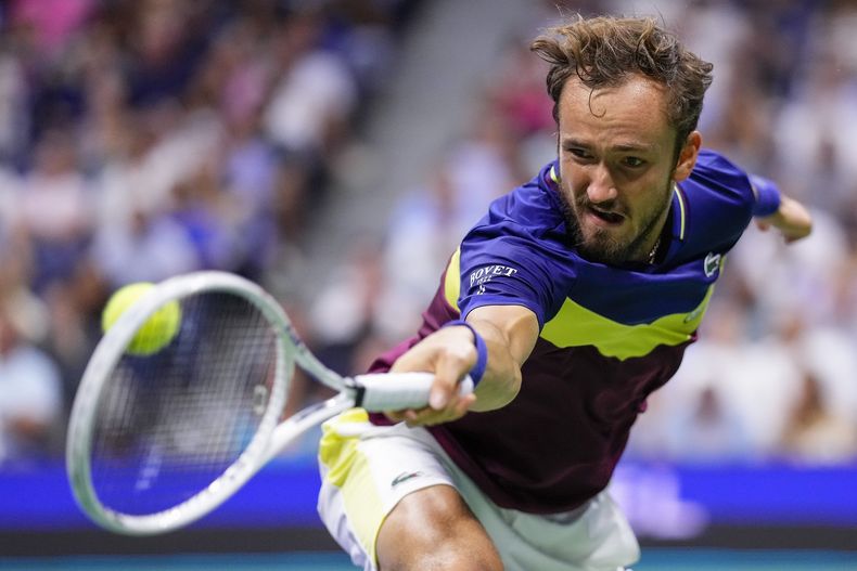 El ruso Daniil Medvedev devuelve ante el español Carlos Alcaraz en las semifinales del US Open, el viernes 8 de septiembre de 2023. (AP Foto/Manu Fernández)