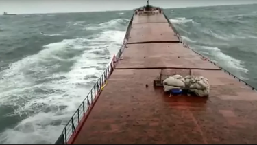 video: un carguero ucraniano se parte en dos en el mar negro