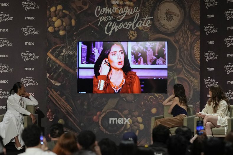 Las actrices mexicanas, de izquierda a derecha, Angeles Cruz, Irene Azuela y Ana Valeria Becerril, miran una videollamada de la productora Salma Hayek durante una conferencia de prensa para promover la serie de MAX Como agua para chocolate, en la Ciudad de México el martes 29 de octubre de 2024. (Foto AP/Eduardo Verdugo)