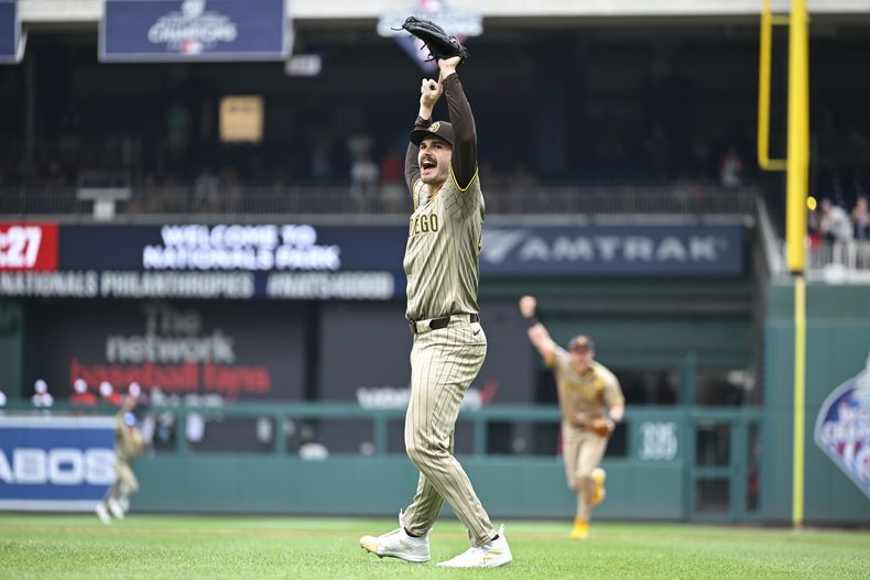 El abridor de los Padres de San Diego Dylan Cease celebra el sin hit al final de la novena entrada ante los Nacionales de Washington el jueves 25 de julio del 2024. (AP Foto/John McDonnell)