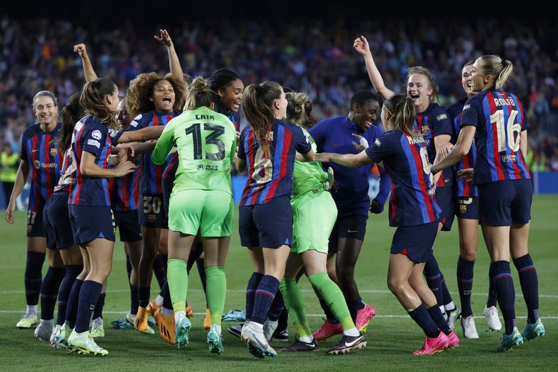 Las jugadoras del Barcelona tras el empate 1-1 contra Chelsea para avanzar a la final de la Liga de Campeones femenina, el jueves 27 de abril de 2023, en el estadio Camp Nou. El Barcelona ganó 2-1 en el marcador global. (AP Foto/Joan Monfort)