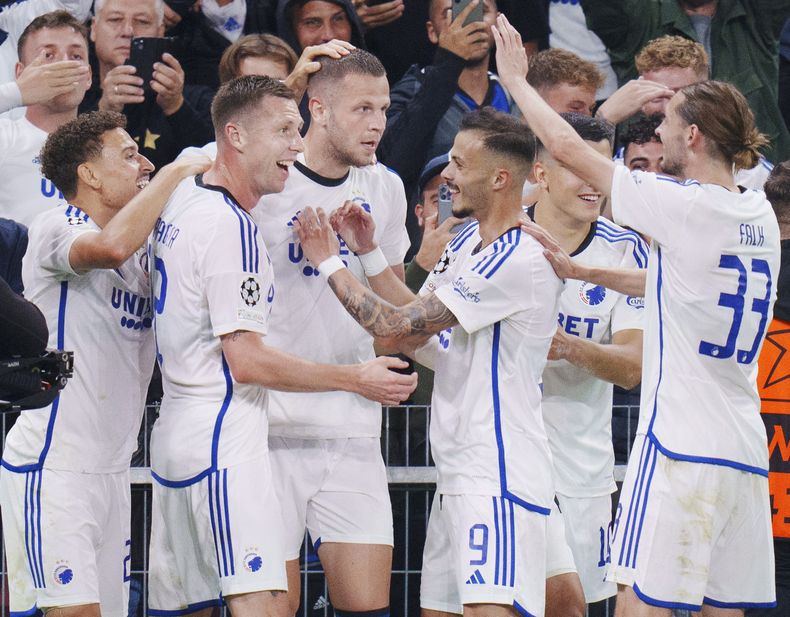 Denis Vavro (centro) festeja tras anotar por el Copenhague frente al Raków Czestochova, en un partido clasificatorio a la Liga de Campeones, el miércoles 30 de agosto de 203 (Liselotte Sabroe/Ritzau Scanpix via AP)