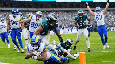 ARCHIVO - Foto del 4 de octubre del 2026, el corredor de los Rams de Los Ángeles Kyren Williams anota en el encuentro ante los Eagles de Filadelfia. (AP Foto/Chris Szagola, Archivo)