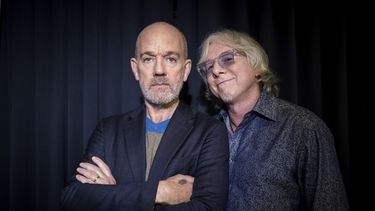 ARCHIVO - Michael Stipe y Mike Mills, de R.E.M. posan para un retrato en Nueva York el 28 de octubre de 2019. Hace 25 años R.E.M. lanzó su álbu Up el primero de la banda como trío. (Foto Matt Licari/Invision/AP, archivo)