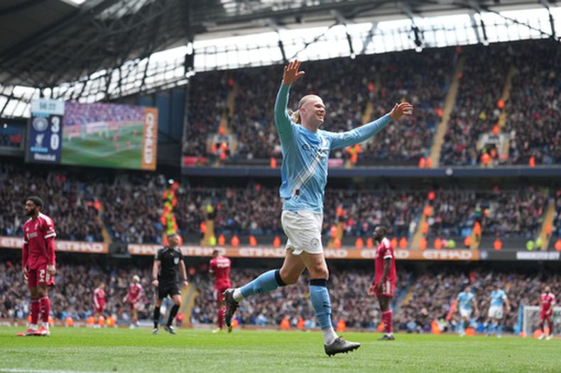 Erling Haaland del Manchester City celebra tras anotar su tercer gol en los cuartos de final de la Copa FA ante el Liverpool el sábado 4 de abril del 2026. (AP Foto/Jon Super)