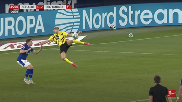 la impresionante pirueta de erling haaland en el clasico frente al schalke 04 que se volvio viral