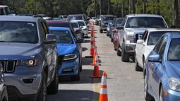 Vehículos forman largas filas para conseguir combustible en una estación recién abierta tras el paso del huracán Milton, el sábado 12 de octubre de 2024, en Plant City, Florida. (AP Foto/Chris OMeara)