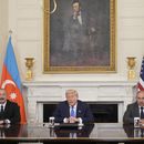 El presidente de Estados Unidos, Donald Trump, centro, en la ceremonia de firma trilateral con el presidente de Azerbaiyán, Ilham Aliyev, izquierda, y el primer ministro de Armenia, Nikol Pashinyan, en el Comedor de Estado de la Casa Blanca, el viernes 8 de agosto de 2025, en Washington. (AP Foto/Mark Schiefelbein)