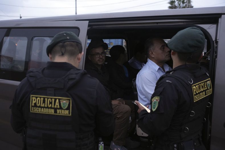 La policía revisa las identificaciones de los pasajeros de autobús en un punto de control de contrabando en Pucusana, Perú, el lunes 17 de julio de 2023. La policía también verifica si los pasajeros llevan armas en el bus que viaja hacia la capital desde el interior del país, con miras a la manifestación del 19 de julio contra el gobierno. (AP Foto/Guadalupe Pardo)