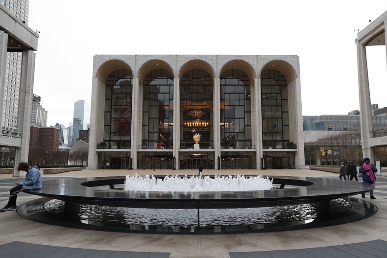 ARCHIVO- Personas en la Plaza Josie Robertson frente a la Ópera Metropolitana en el Lincoln Center en Nueva York el 12 de marzo de 2020. (Foto AP/Kathy Willens, archivo)