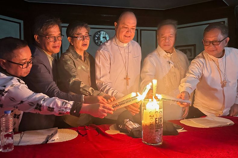 De izquierda a derecha, Al Fuertes, Carlos Conde, Raquel Barros del Rosario-Fortun, el cardenal Pablo Ambo David, Raul Pangalangan y Fr. Daniel Franklin E. Pilario, encienden velas en una conferencia de prensa para anunciar el lanzamiento de una entidad para documentar los detalles de la campaña antidrogas del expresidente Rodrigo Duterte que pueden ser utilizados para procesar a agentes, en Manila, Filipinas, el 27 de mayo de 2026. (AP Foto/Joeal Calupitan)