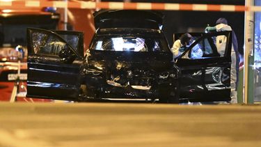 Forenses trabajan en un auto dañado con las puertas abiertas después de que un conductor arremetiera contra un bullicioso mercado navideño en Magdeburgo, Alemania, la madrugada del sábado 21 de diciembre de 2024. (Hendrik Schmidt/dpa via AP)