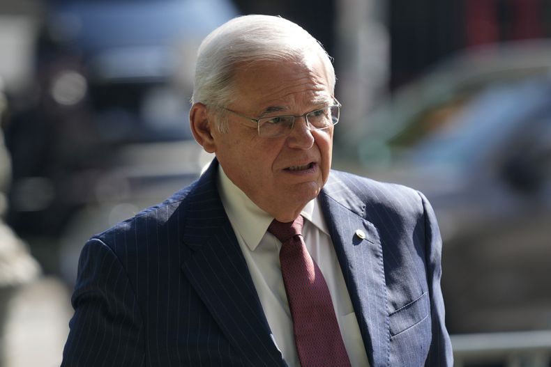 El senador estadounidense Bob Menendez (demócrata, Nueva Jersey) llega al tribunal en la ciudad de Nueva York, el 16 de julio del 2024. . (Foto AP /Seth Wenig)