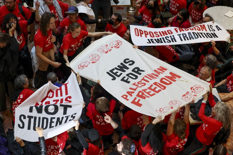 Manifestantes del grupo Jewish Voice for Peace (Voz Judía por la Paz) protestan dentro de la Torre Trump en apoyo al estudiante de Columbia, Mahmoud Khalil, el jueves 13 de marzo de 2025, en Nueva York. (AP Foto/Yuki Iwamura)
