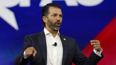 Fuentes AP: Trump hijo habló con comisión del 6 de enero