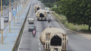 Camiones transportan tanques al este desde Valencia, Venezuela, el 27 de agosto de 2025, luego de que el gobierno anunció una movilización militar tras el despliegue de buques de guerra estadounidenses ante las costas de Venezuela. (AP Foto/Jacinto Oliveros)