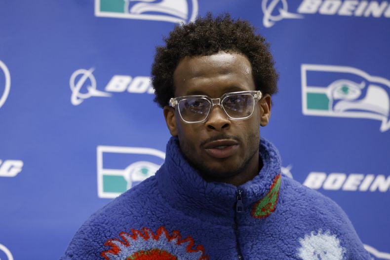 Geno Smith de los Seahawks de Seattle responde a preguntas durante la conferencia de prensa posterior al juego de NFL ante los Cowboys de Dallas, en Arlington, Texas, el jueves 30 de noviembre de 2023. (AP Foto/Michael Ainsworth)