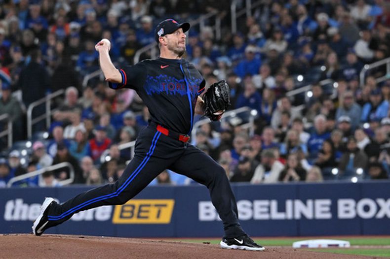 El pitcher de los Azulejos de Toronto Max Scherzer lanza al bateador en la primera entrada del juego ante los Guardianes de Cleveland el viernes 24 de abril del 2026. (Jon Blacker/The Canadian Press via AP)