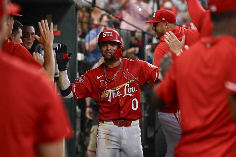 Masyn Winn (0), de los Cardenales de San Luis, celebra con sus compañeros de equipo después de conectar un jonrón contra los Dodgers de Los Ángeles durante la quinta entrada el sábado 17 de agosto de 2024, en San Luis. (AP Foto/Jeff Le)