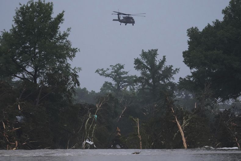 Un helicóptero sobre el río Guadalupe luego que una inundación afectó el área en Kerrville, Texas, el 4 de julio del 2025. (AP foto/Eric Gay)