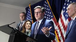 El presidente de la Cámara de Representantes Mike Johnson, acompañado por el representante Jeff Hurd (izquierda), la presidenta de la conferencia republicana, Lisa McClain, y el líder de la mayoría en la Cámara de Representantes, Steve Scalise, durante una conferencia de prensa en la sede del Comité Nacional Republicano, en Washington, el miércoles 22 de enero de 2025. (AP Foto/J. Scott Applewhite)