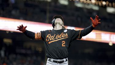 Gunnar Henderson, de los Orioles de Baltimore, festeja luego de batear un jonrón en el duelo del viernes 2 de junio de 2023, ante los Gigantes de San Francisco (AP Foto/Jed Jacobsohn)