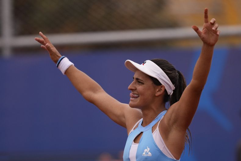La argentina Lourdes Carle celebra tras vencer a la canadiense Rebecca Marino en las semifinales femeninas del tenis de los Juegos Panamericanos en Santiago, Chile, el sábado 28 de octubre de 2023. (AP Foto/Silvia Izquierdo)