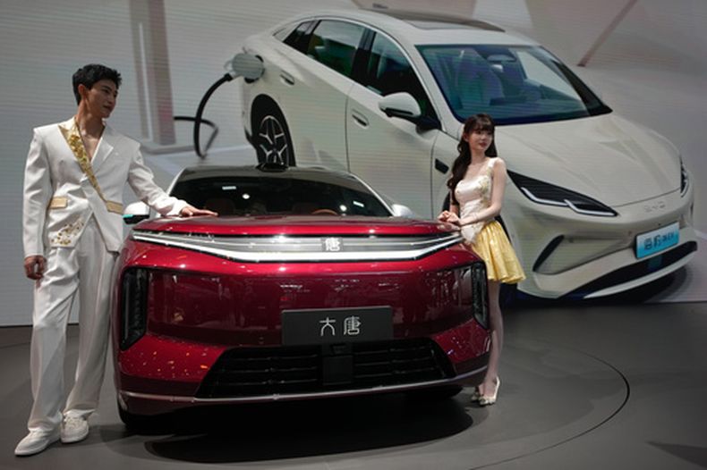 Un nuevo vehículo eléctrico del fabricante chino BYD es exhibido en el Salón del Automóvil de China 2026 en Beijing, el sábado 25 de abril de 2026. (Foto AP/Andy Wong)