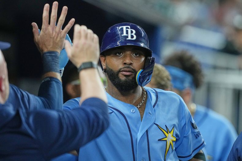 El dominicano Junior Caminero, de los Rays de Tampa Bay, festeja luego de anotar en el séptimo inning del duelo ante los Marlins de Miami, el viernes 5 de junio de 2026 (AP Foto/Marta Lavandier)