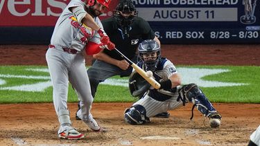 Alec Burleson, de los Cardenales de San Luis, conecta un jonrón de dos carreras durante la cuarta entrada de un partido de béisbol contra los Yankees de Nueva York el lunes 3 de agosto de 2026, en Nueva York. (Foto AP/Frank Franklin II)
