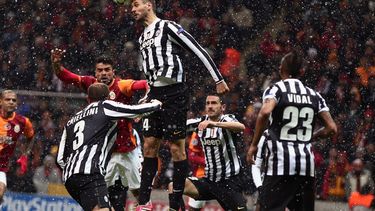 americateve | El espa&ntilde;ol Fernando Lorente, de Juventus, cabecea el bal&oacute;n durante un partido de la Liga de Campeones contra el Galatasaray en el estadio TT Arena en Estambul, Turqu&iacute;a, el martes 10 de diciembre de 2013. El partido se suspendi&oacute;