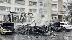 ARCHIVO - En esta foto, publicada en el canal de Telegram del gobernador regional de Bélgorod Vyacheslav Gladkov el sábado 16 de marzo de 2024, aparecen autos dañados por los bombardeos de Ucrania en Bélgorod, Rusia. (Canal de Telegram del gobernador regional de Bélgorod Vyacheslav Gladkov vía AP, Archivo)