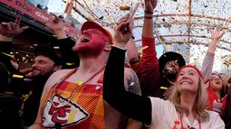 Aficionados de los Chiefs de Kansas City celebran en el centro de la ciudad mientras observan la victoria de su equipo ante los Ravens de Baltimore en el duelo de campeonato de la AFC el domingo 28 de enero del 2024. (AP Foto/Charlie Riedel)