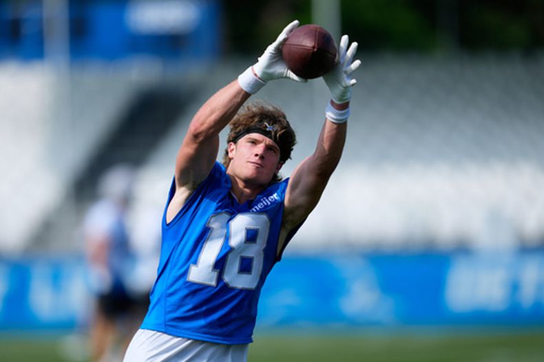 Isaac TeSlaa, receptor abierto de los Lions de Detroit, atrapa un balón tras la práctica en el campo de entrenamiento de los equipos de NFL, en Allen Park, Mich., jueves 30 de julio de 2026. (AP Foto/Paul Sancya)