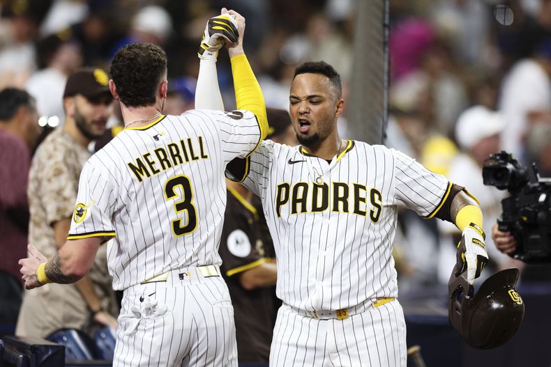 El boricua Martín Maldonado festeja con Jackson Merrill, su compañero de los Padres de San Diego, luego de conectar un jonrón ante los Dodgers de Los Ángeles, el martes 10 de junio de 2025 (AP Foto/Derrick Tuskan)