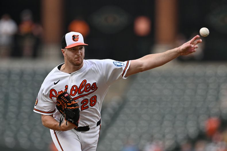 El lanzador de los Orioles de Baltimore, Trevor Rogers, realiza un lanzamiento contra los Marineros de Seattle durante la primera entrada de un partido de béisbol, el martes 9 de junio de 2026, en Baltimore. (Foto AP/Gail Burton)