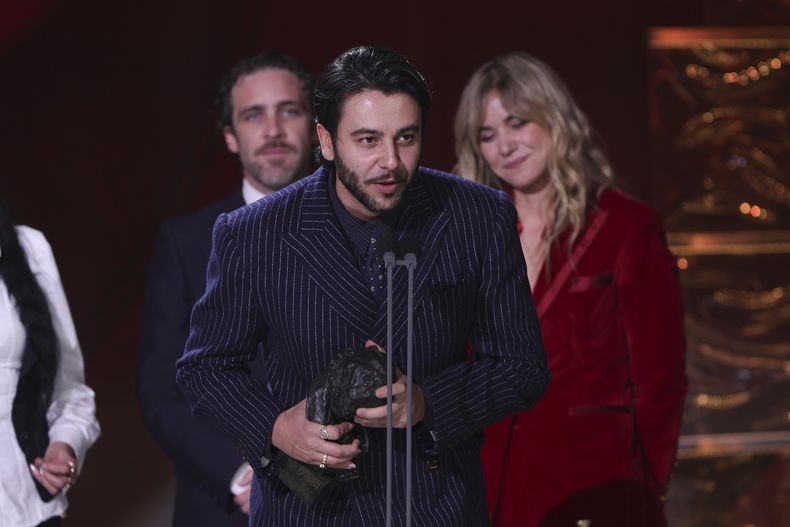 Yerai Cortes con el premio a mejor documental por La guitarra flamenca de Yerai Cortés durante la 39ª ceremonia de los Premios Goya en Granada, España, el sábado 8 de febrero de 2025, en Granada. (Foto AP/Fermin Rodriguez)