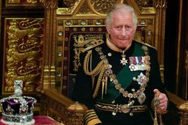 El rey Carlos III evita saludar a una persona de raza negra