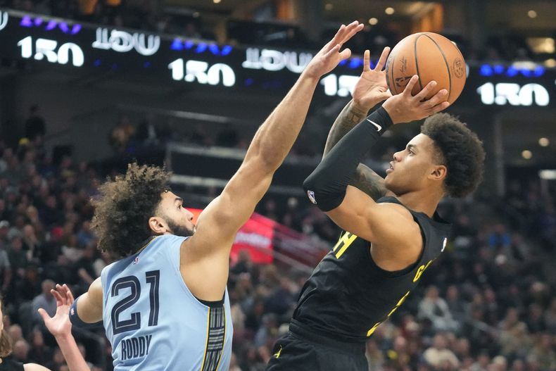 Keyonte George, base del Jazz de Utah, dispara frente a David Roddy, de los Grizzlies de Memphis, durante el encuentro del miércoles 1 de noviembre de 2023 (AP Foto/Rick Bowmer)