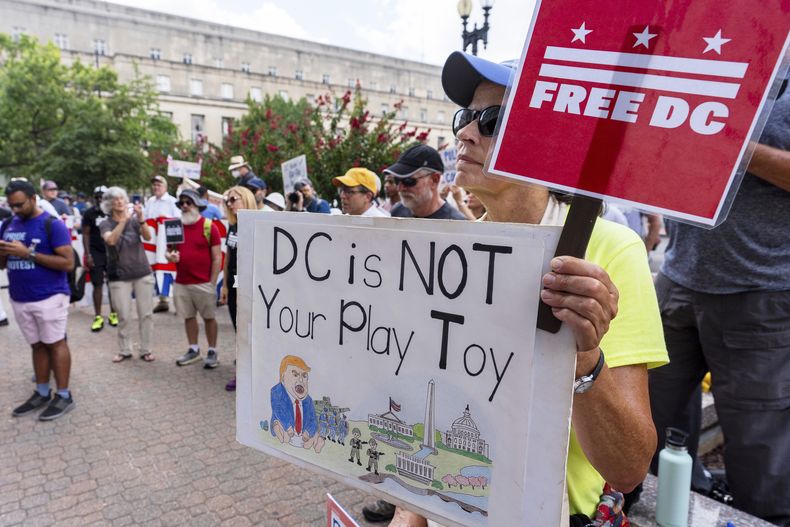 Activistas durante una protesta afuera del Departamento de Policía Metropolitana de Washington, el viernes 15 de agosto de 2025. (AP Foto/Alex Brandon)