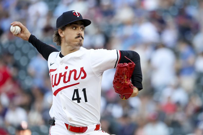 El lanzador de los Mellizos de Minnesota, Joe Ryan (41), lanza a los Gigantes de San Francisco durante la primera entrada de un juego de béisbol el sábado 10 de mayo de 2025, en Minneapolis. (AP Foto/Ellen Schmidt)