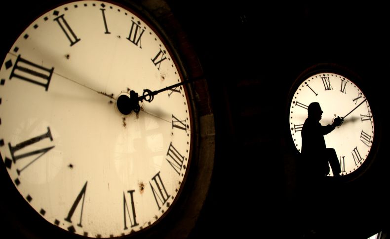 El conserje Ray Keen inspecciona un reloj de 100 años de antigüedad en lo alto del Palacio de Justicia del condado Clay, Kansas, el 8 de marzo de 2014. (AP Foto/Charlie Riedel, Archivo)