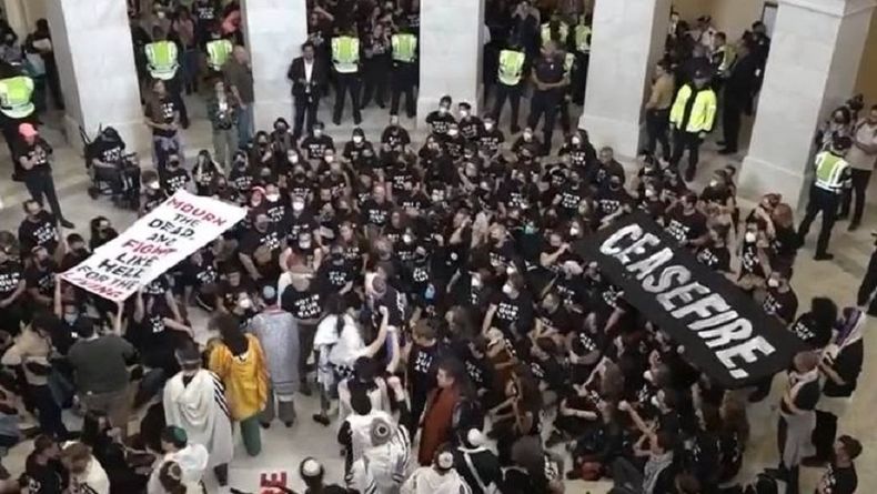 un-grupo-de-judios-se-cuela-en-el-capitolio-para-pedir-el-alto-el-fuego-en-gaza-cortesia-13058.jpg